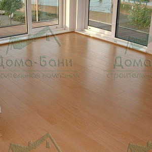 Панорманое остекление и плитка под дерево на первом этаже